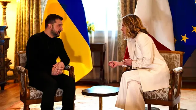 epa11935029 A handout photo made available by Chigi Palace Press Office shows Italian Prime Minister Giorgia Meloni (R) meets Ukraine's President Volodymyr Zelensky in London, Britain, 02 March 2025. Meloni and Zelensky will attend a summit of European leaders in London to discuss the ongoing war in Ukraine. EPA/FILIPPO ATTILI / CHIGI PALACE PRESS OFFICE / HANDOUT HANDOUT EDITORIAL USE ONLY/NO SALES