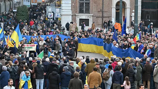 Manifestazione a sostegno dell’Ucraina. organizzato da comunità in piazza presso piazza Carignano., Torino, 2 marzo 2025 ANSA/ALESSANDRO DI MARCO