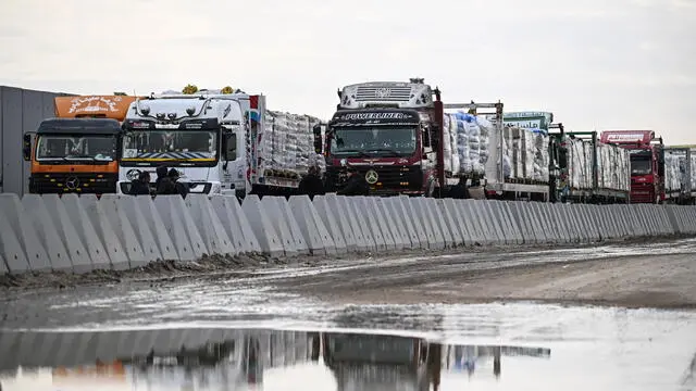 epa11921611 Truck drivers wait to cross the Rafah Border Crossing, between Egypt and the Gaza Strip, in Rafah, North Sinai Governorate, Egypt, 24 February 2025. As part of the Israel-Hamas ceasefire deal that came into effect on 19 January 2025, humanitarian aid trucks have been entering the Gaza Strip through the Rafah crossing, bringing essential supplies to the war-torn territory. EPA/MOHAMED HOSSAM