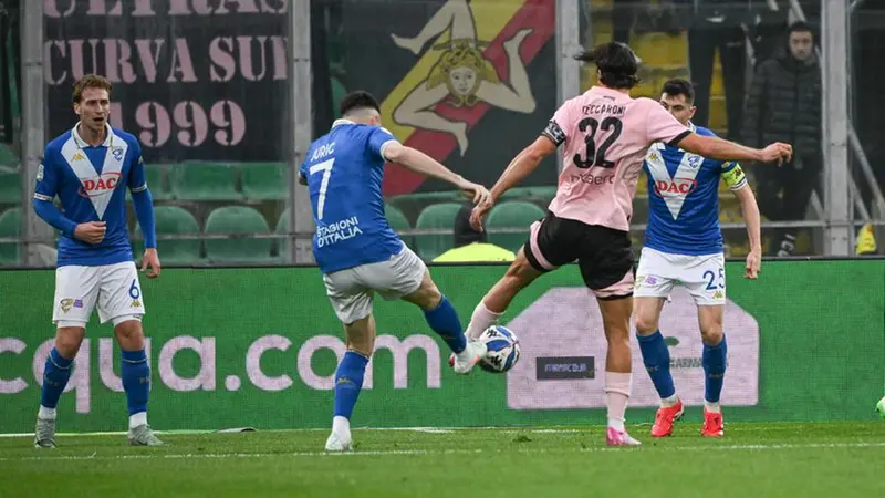 Il fallo di Juric su Ceccaroni - Foto New Reporter © www.giornaledibrescia.it