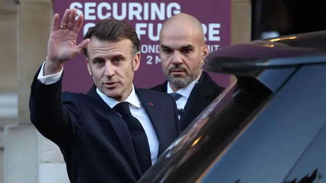 epa11935400 Frances President Emmanuel Macron (L) departs Lancaster House following a summit on Ukraine, in London Britain, 02 March 2025. Britain's Prime Minister Keir Starmer hosted a summit of European leaders in London to discuss the ongoing war in Ukraine. EPA/NEIL HALL/POOL
