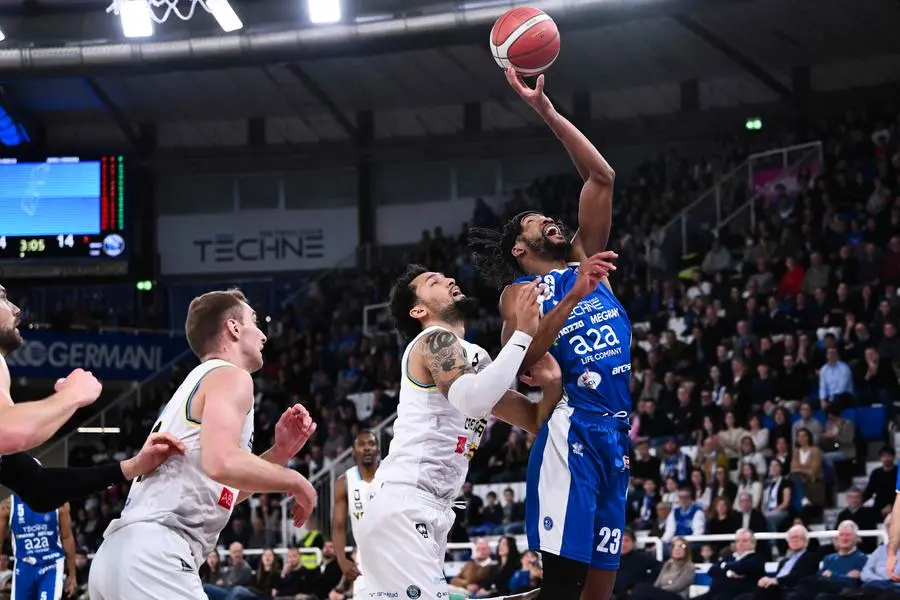 Basket, gli scatti di Germani-Cremona