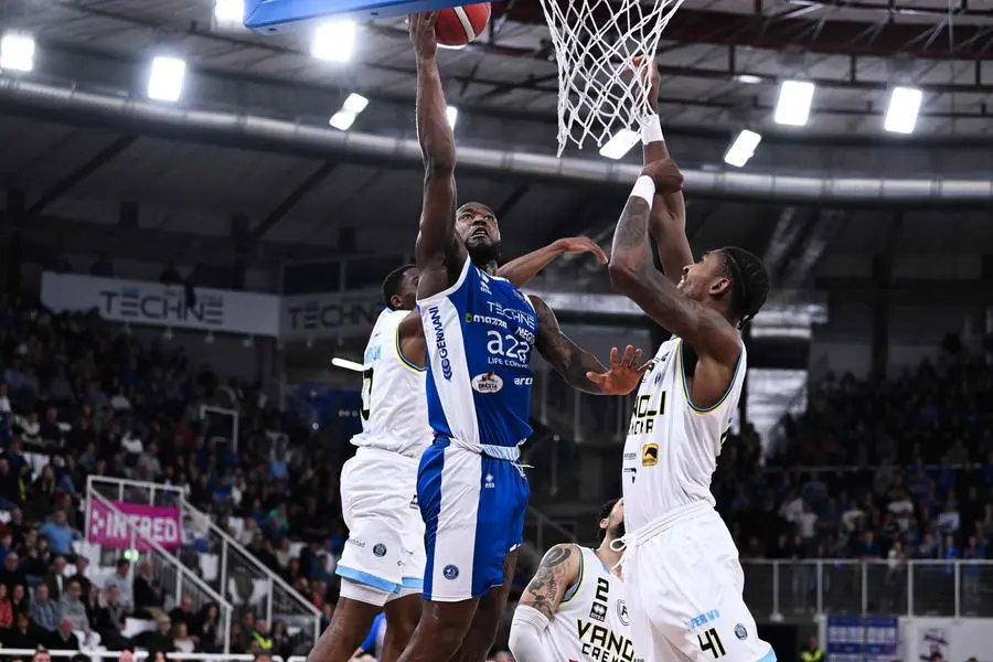 Basket, gli scatti di Germani-Cremona