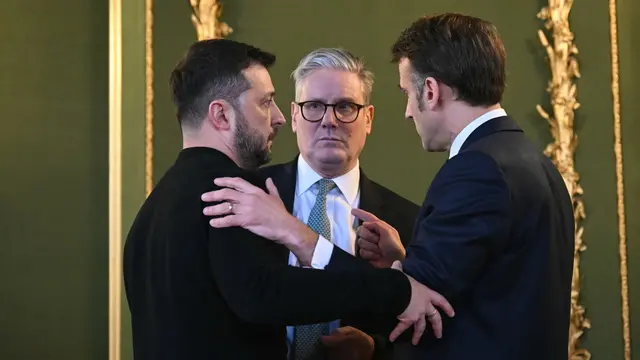 epa11935358 (L-R) Ukraine's President Volodymyr Zelensky, Britain's Prime Minister Keir Starmer and France's President Emmanuel Macron chat after holding a meeting during a summit on Ukraine at Lancaster House in London, Britain, 02 March 2025. Starmer is hosting a summit of European leaders in London to discuss the ongoing war in Ukraine. EPA/JUSTIN TALLIS/POOL