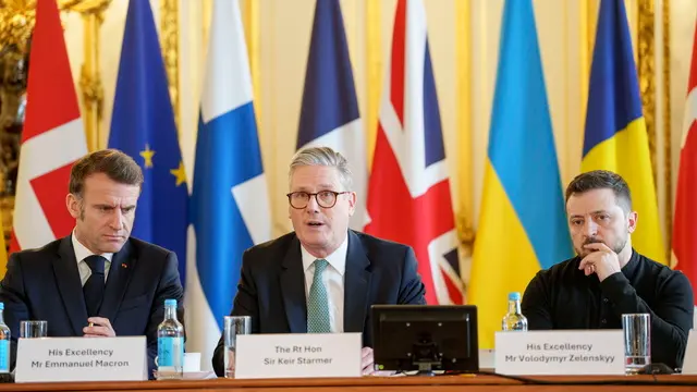 epa11935387 (L-R) French President Emmanuel Macron, British Prime Minister Keir Starmer and Ukrainian President Volodymyr Zelensky attend a summit on Ukraine, at Lancaster House in London, Britain, 02 March 2025. The British prime minister is hosting a summit of European leaders in London to discuss the ongoing war in Ukraine. EPA/JAVAD PARSA NORWAY OUT