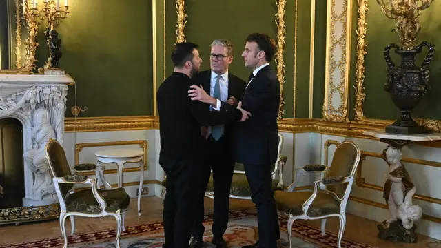 epa11935360 (L-R) Ukraine's President Volodymyr Zelensky, Britain's Prime Minister Keir Starmer and France's President Emmanuel Macron chat after holding a meeting during a summit on Ukraine at Lancaster House in London, Britain, 02 March 2025. Starmer is hosting a summit of European leaders in London to discuss the ongoing war in Ukraine. EPA/JUSTIN TALLIS/POOL