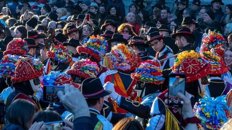 Carnevale di Bagolino, nella chiesa di San Giorgio la messa dedicata a «sunadúr e balarì»