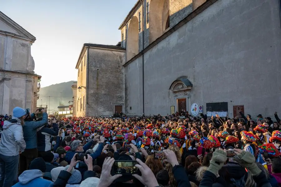 Carnevale di Bagolino, nella chiesa di San Giorgio la messa dedicata a «sunadúr e balarì»