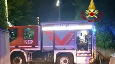 Una autobotte dei Vigili del fuoco, di notte, al lavoro