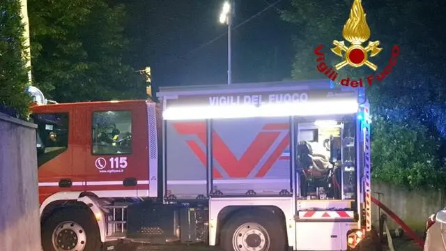 Una autobotte dei Vigili del fuoco, di notte, al lavoro