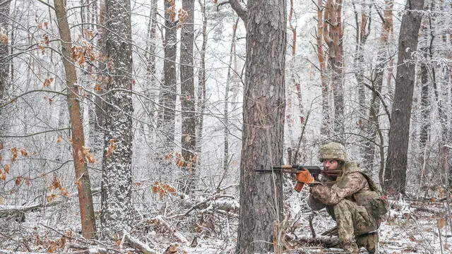 epa11828862 A handout photo made available by the press service of the 33rd Separate Mechanized Brigade of Ukrainian Armed Forces on 16 January 2025, shows 33rd Separate Mechanized Brigade servicemen learning to patrol and camouflage in the woods as part of their military training in the Dnipropetrovsk region of Ukraine, 13 January 2025 amid the ongoing Russian invasion. Russian troops entered Ukrainian territory on 24 February 2022, starting a conflict that has provoked destruction and a humanitarian crisis. EPA/33rd Separate Mechanized Brigade HANDOUT 73894HANDOUT EDITORIAL USE ONLY/NO SALES