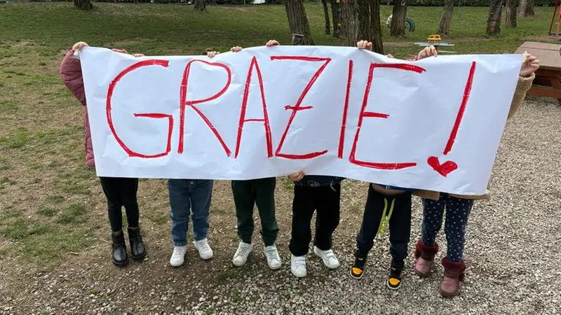 I bambini della scuola Nascimbeni di Calcinato ringraziano per i soldi già ricevuti © www.giornaledibrescia.it