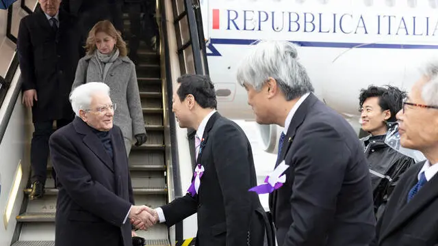 Il Presidente della Repubblica Sergio Mattarella all’aeroporto internazionale di Tokyo Haneda, accolto dal Vice Ministro per gli Affari Esteri, Hisayuki Fujii (foto di Francesco Ammendola - Ufficio per la Stampa e la Comunicazione della Presidenza della Repubblica)