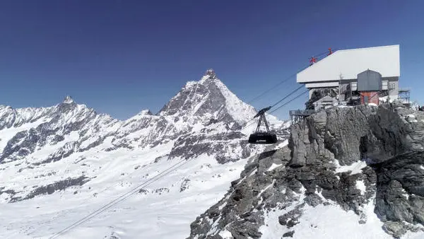 Sci: tutto pronto a Cervinia per avvio stagione Il 16 ottobre impianti in funzione ai piedi della Gran Becca AOSTA (ANSA) - AOSTA, 12 OTT - E' tutto pronto a Cervinia per l'avvio della stagione dello sci. Gli impianti di risalita apriranno al pubblico sabato 16 ottobre alle 8,15. L'accesso degli sciatori è consentito dietro presentazione di green pass e documento in corso di validità, salvo che per i minori di 12 anni, e con mascherina chirurgica o ffp2 indossata correttamente, a coprire bocca e naso. A effettuare i controlli alla partenza degli impianti saranno il personale della Cervino spa e le forze dell'ordine: gli sciatori sono invitati a presentarsi documenti alla mano e con il Green pass, sia cartaceo che digitale, pronto per la scansione, in modo da velocizzare l'accesso. Lo skipass, giornaliero o plurigiornaliero, potrà essere acquistato esclusivamente online. Per il primo weekend stagionale si scierà sul ghiacciaio di Plateau Rosà ma è in funzione da alcuni giorni l'innevamento artificiale in modo da consentire a breve di aprire anche altre piste del comprensorio tra Italia e Svizzera. (ANSA). MZ/