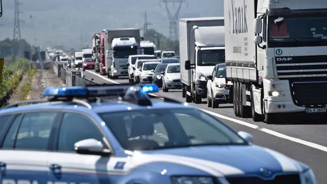 Controlli del traffico della polizia stradale sull'autostrada A1 all'altezza di Firenze per l'esodo estivo, Firenze, 29 luglio 2016. ANSA/MAURIZIO DEGL INNOCENTI