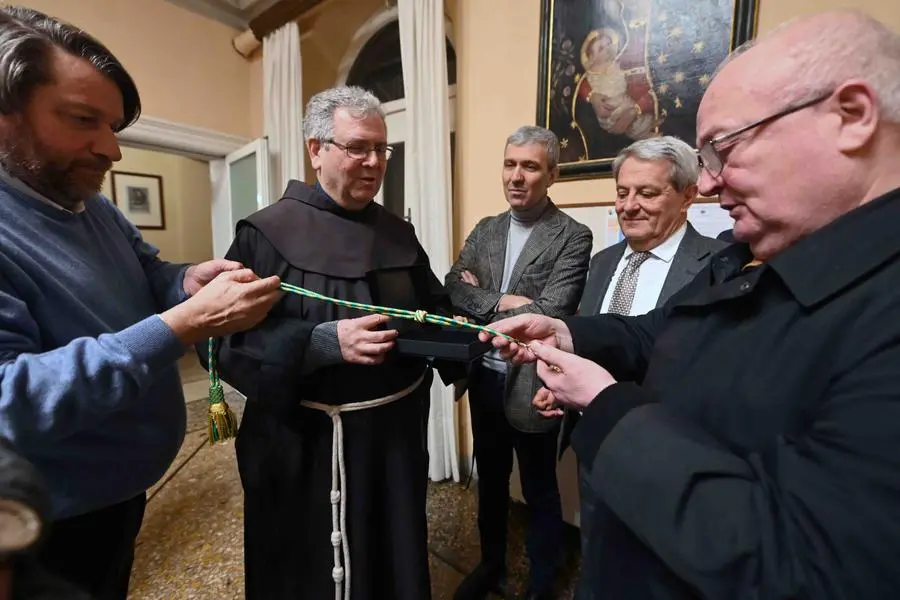 Il dono della croce da campo, copia di quella presente nel tesoro delle Sante Croci