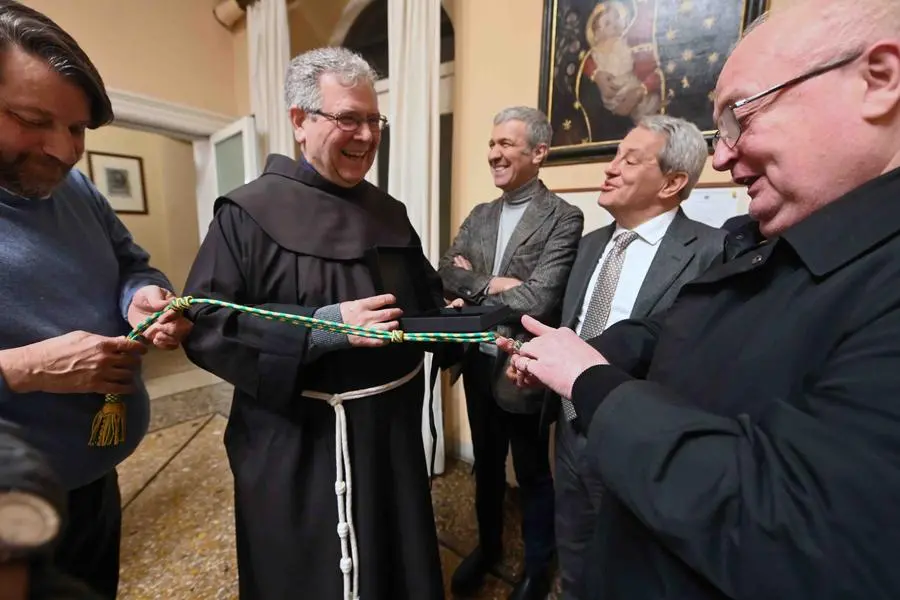 Il dono della croce da campo, copia di quella presente nel tesoro delle Sante Croci