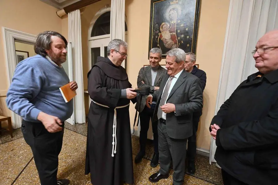 Il dono della croce da campo, copia di quella presente nel tesoro delle Sante Croci