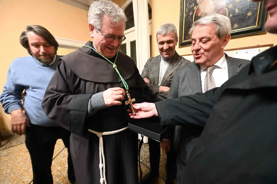 Il dono della croce da campo, copia di quella presente nel tesoro delle Sante Croci