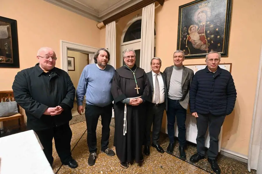 Il dono della croce da campo, copia di quella presente nel tesoro delle Sante Croci