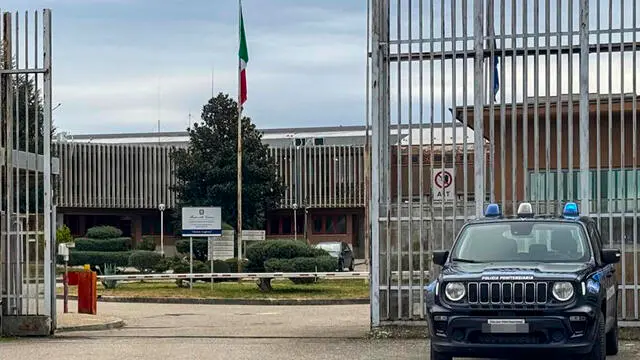 Ingresso del carcere Capodimonte, Benevento, 16 gennaio 2025. Nel carcere si è tenuto l'interrogatorio della professoressa di sostegno arrestata dai carabinieri e dalla Procura di Torre Annunziata che le contestano, tra gli altri, i reati di violenza sessuale, maltrattamenti e induzione a compiere atti sessuali ai danni di sette alunni tra gli 11 e i 13 anni di età. ANSA / CIRO FUSCO (npk) (generica, prigione, carcere, esterno, sbarre, detenzione, generica, simbolica)