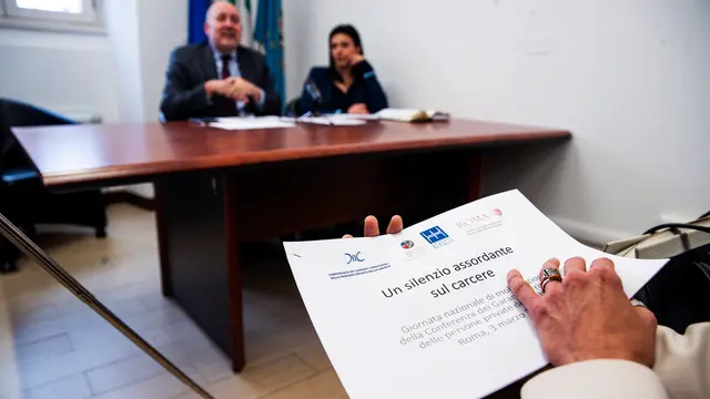 Il Garante delle persone sottoposte a misure restrittive della liberta personale della Regione Lazio, Stefano Anastasìa con la Garante delle persone private della liberta personale di Roma Capitale, Valentina Calderone durante la conferenza stampa di presentazione di dati e considerazioni relativi alle principali criticita del sistema penitenziario a Roma e nel Lazio in occasione della mobilitazione nazionale indetta dalla conferenza nazionale dei garanti territoriali delle persone private della liberta, Roma, 03 marzo 2025. ANSA/ANGELO CARCONI