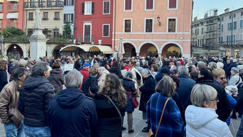 Molti cittadini sono scesi in piazza - © www.giornaledibrescia.it