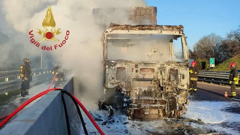 Il camion dopo l'incendio - Foto Vigili del fuoco Brescia