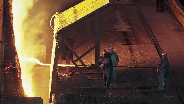 PHL01 - 20020311 - SPARROWS POINT, UNITED STATES : Steel workers take a sample from one of two basic oxygen furnaces at Bethlehem Steel's Sparrows Point facility near Baltimore, Maryland, 11 March 2002. This mill, the largest in the Eastern US, produces a variety of sheet-steel products for domestic and foreign markets, and employs about 4,000 people. US President George W. Bush announced last week that the US would impose tariffs of up to 30 percent on all imported steel products entering the US to help domestic steel mills such as those operated by Bethlehem Steel. EPA PHOTO AFP/TOM MIHALEK/tom/rix