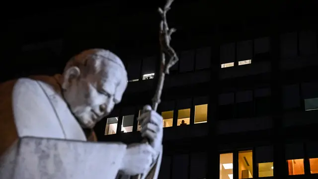 The statue of Pope John Paul II at the entrance to the Gemelli Hospital, where Pope Francis is hospitalized, Rome, 03 March 2025. ANSA/RICCARDO ANTIMIANI