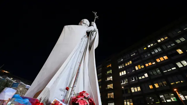 The statue of Pope John Paul II at the entrance to the Gemelli Hospital, where Pope Francis is hospitalized, Rome, 03 March 2025. ANSA/RICCARDO ANTIMIANI