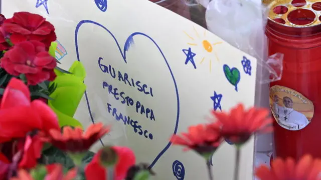 Drawings and messages of healing under the statue of John Paul II at Gemelli Hospital where Pope Francis is hospitalized from 14 February 2025, Rome 4 March 2025.The Pope slept all night, now he continues his rest. MAURIZIO BRAMBATTI/ANSA