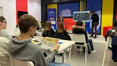 Gli studenti degli istituti Bagatta e Carli impegnati con Andrea Cittadini, vice caporedattore del Giornale di Brescia -  © www.giornaledibrescia.it