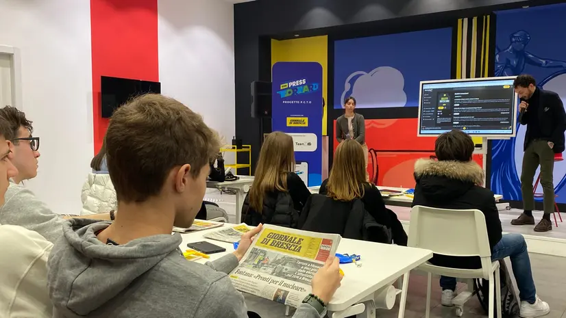 Gli studenti degli istituti Bagatta e Carli impegnati con Andrea Cittadini, vice caporedattore del Giornale di Brescia - © www.giornaledibrescia.it