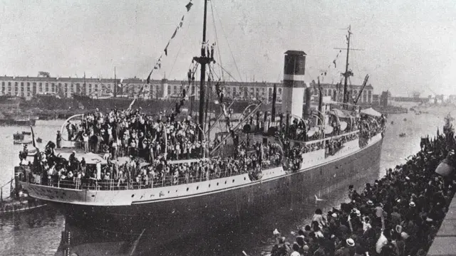 Come da telefonata intercorsa, trasmetto foto d’archivio dell’Autorita’ Portuale di Genova. Ritrae una nave con a bordo 14 mila italiani in partenza per la Libia. La foto può essere pubblicata, basta citare l’Autorità Portuale di Genova. Grazie, Alessandro Galavotti Da: Re Cristina Inviato: mercoledì 11 maggio 2011 16:46 A: Galavotti Alessandro Oggetto: foto emigranti in partenza per la Libia da Genova