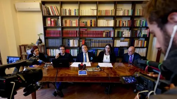 L'avvocato Paola Astarita, il professor Pasquale De Sena, l'avvocato Saverio Senese, l'avvocato Irene Lepre e l'avvocato Donato Laino alla conferenza stampa a Napoli del collegio difensivo di Francesco Schettino, ex comandante della Costa Concordia agli arresti perchè ritenuto responsabile del naufragio della nave nel quale morirono 32 persone, 29 marzo 2018. Una vicenda processuale che presenta ''sintomi di iniquità''. Caratterizzata da una campagna mediatica che avrebbe condizionato il processo, soprattutto quello di primo grado, dalla deroga al principio costituzionale del giudice naturale precostituito (con l'assegnazione del giudizio di appello a una sezione della Corte scelta ''ad hoc'') e da una sostanziale iniquità dell'intero procedimento. Sono i punti salienti del ricorso alla Corte europea di Strasburgo presentato dai legali di Francesco Schettino, il comandante della Costa Concordia che sta scontando una condanna a 16 anni di reclusione per il naufragio della nave da crociera avvenuto nelle acque dell'Isola del Giglio la sera del 13 gennaio 2012. ANSA / CIRO FUSCO