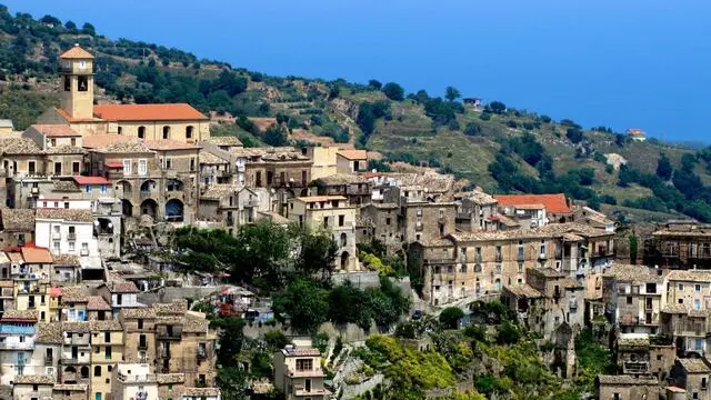 QUASI 350 I BORGHI PIÙ BELLI, ORA SI PUNTA ANNO RADICI Sgarbi, dimensione più autentica Italia, estetica e etic