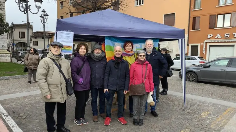 Durante la raccolta firme per la petizione in piazza Treccani - © www.giornaledibrescia.it