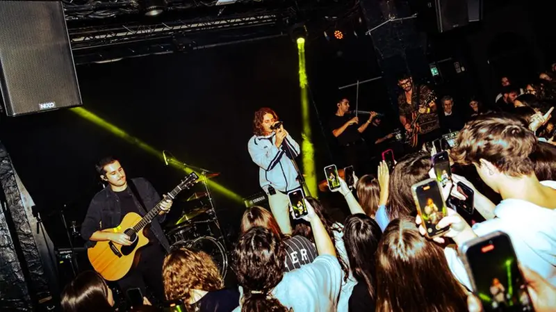 Albe durante un'esibizione live - © www.giornaledibrescia.it