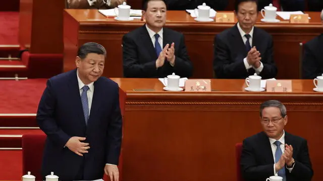 epa11939002 Chinese President Xi Jinping (L, front) arrives as Premier Li Qiang (R, front) claps during the opening ceremony of the Third Session of the 14th Chinese People's Political Consultative Conference (CPPCC) National Committee at the Great Hall of the People in Beijing, China, 04 March 2025. China's major annual political meetings, known as the 'Lianghui' or 'Two Sessions,' begin on 04 March with the opening of the Chinese People's Political Consultative Conference (CPPCC), while the National People's Congress (NPC) will open on 05 March. EPA/ANDRES MARTINEZ CASARES