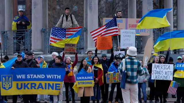 epa11933377 People gather on the Boston Common in support of Ukraine and Ukrainian President Volodymyr Zelensky, in Boston, Massachusetts, USA, 01 March 2025. Zelensky on 28 February left the White House ahead of schedule following a heated exchange with US President Trump and Vice-President Vance. EPA/CJ GUNTHER