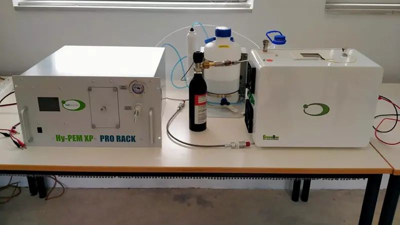 Il Sistema Idrogeno al centro del progetto: l'elettrolizzatore (sulla sinistra), la bombola di stoccaggio e la Fuel Cell (sulla destra)