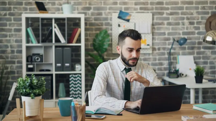 Un ragazzo al lavoro in ufficio