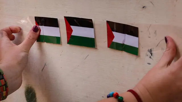 Studenti del collettivo Cambiare Rotta alla facolta' di Scienze politiche durante l'iniziativa 'Riempiamo di bandierine palestinesi la facolta'' in occasione dello sciopero del comparto universita', Roma, 9 Aprile 2024. ANSA/GIUSEPPE LAMI