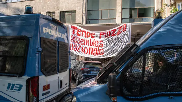 Sgombero ex cinema Splendor dopo occupazione di qualche giorno fa da parte degli attivisti contro il caro affitti Tende in Piazza, Polizia e Carabinieri sul posto, Milano, 19 Settembre, 2023, Ansa/Andrea Fasani