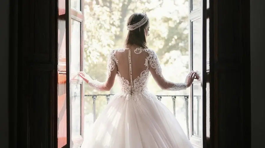 Una donna in abito da sposa
