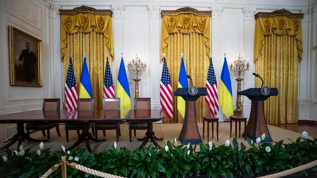 epa11930958 Podiums and a table that were set up for an intended joint press conference and a signing ceremony with US President Donald Trump and Ukrainian President Volodymyr Zelensky in the East Room of the White House in Washington, DC, USA, 28 February 2025. The press conference and signing of a proposed ceasefire framework being pushed by President Trump, which would share Ukraine's mineral wealth with the US, were cancelled following a contentious meeting between Zelensky, Trump and US Vice President JD Vance in the Oval Office. EPA/JIM LO SCALZO / POOL