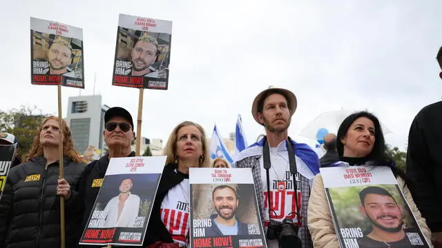 epaselect epa11914568 People gather at Hostages Square in Tel Aviv, Israel, 22 February 2025, ahead of the scheduled release of six hostages held by Hamas in Gaza. The Israeli military expects Hamas to release the six Israeli hostages from two separate locations in Gaza. EPA/ABIR SULTAN