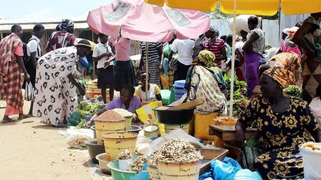 epa05530380 People shop at the Custom market in Juba, South Sudan, 08 September 2016. EPA/PHILIP DHIL