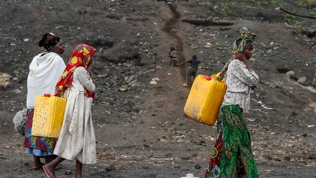 epa11873170 Internally displaced persons carry jerrycans to collect water outside their makeshift shelters at the Lushagala camp in Goma, Democratic Republic of the Congo, 03 February 2025. Lushagala Kashaka IDP camp, which hosts about 10,000 people, has been receiving back IDPs who had fled for days due to the recent conflict after the M23 (March 23 Movement) rebel group took control of Goma city, the capital of the North Kivu Province, days after claiming to have captured most of it after launching a large-scale offensive in the east of the DR Congo, which the DR Congo and the UN accuse Rwanda of backing. EPA/STRINGER